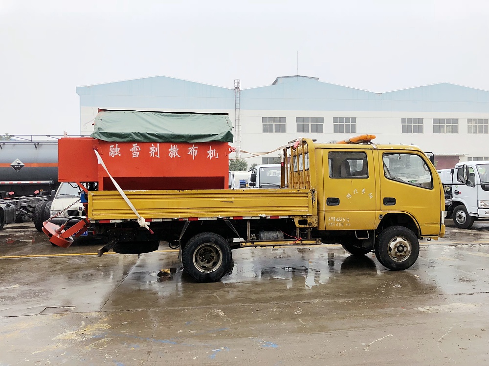 東風雙排座貨車帶融雪劑撒布機