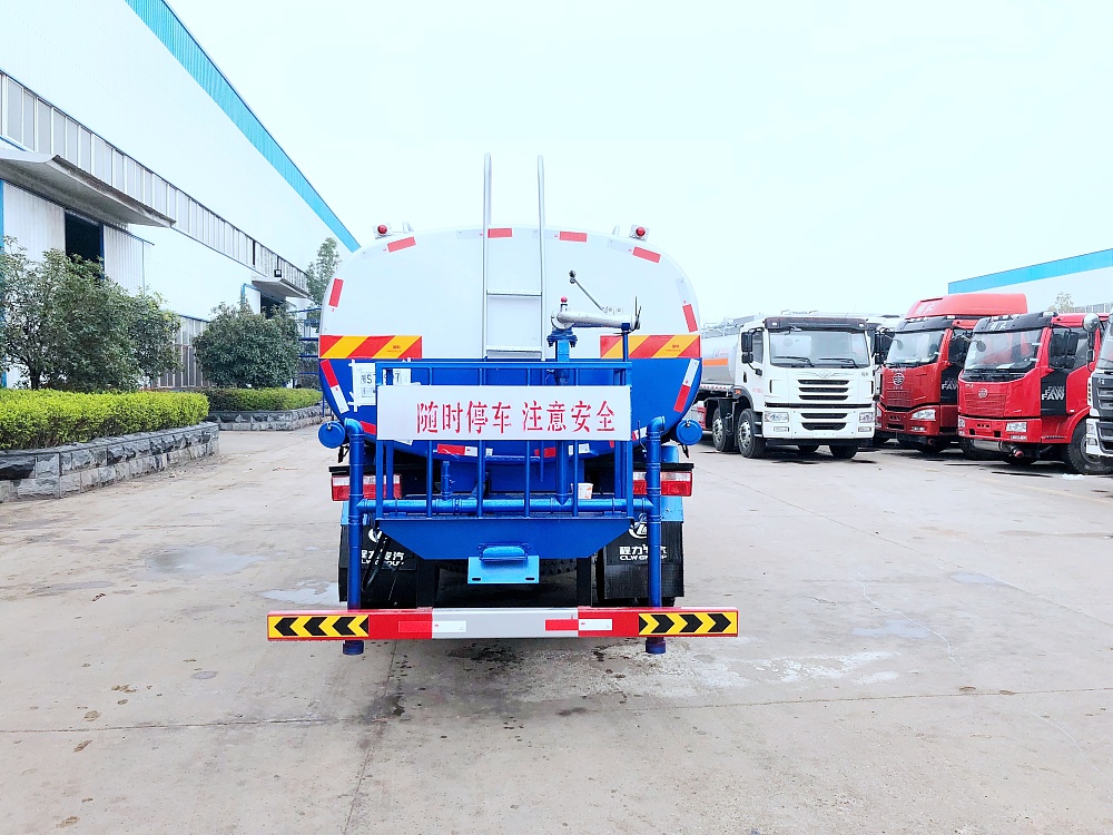 東風(fēng)大多利卡灑水車帶推雪除冰鏟