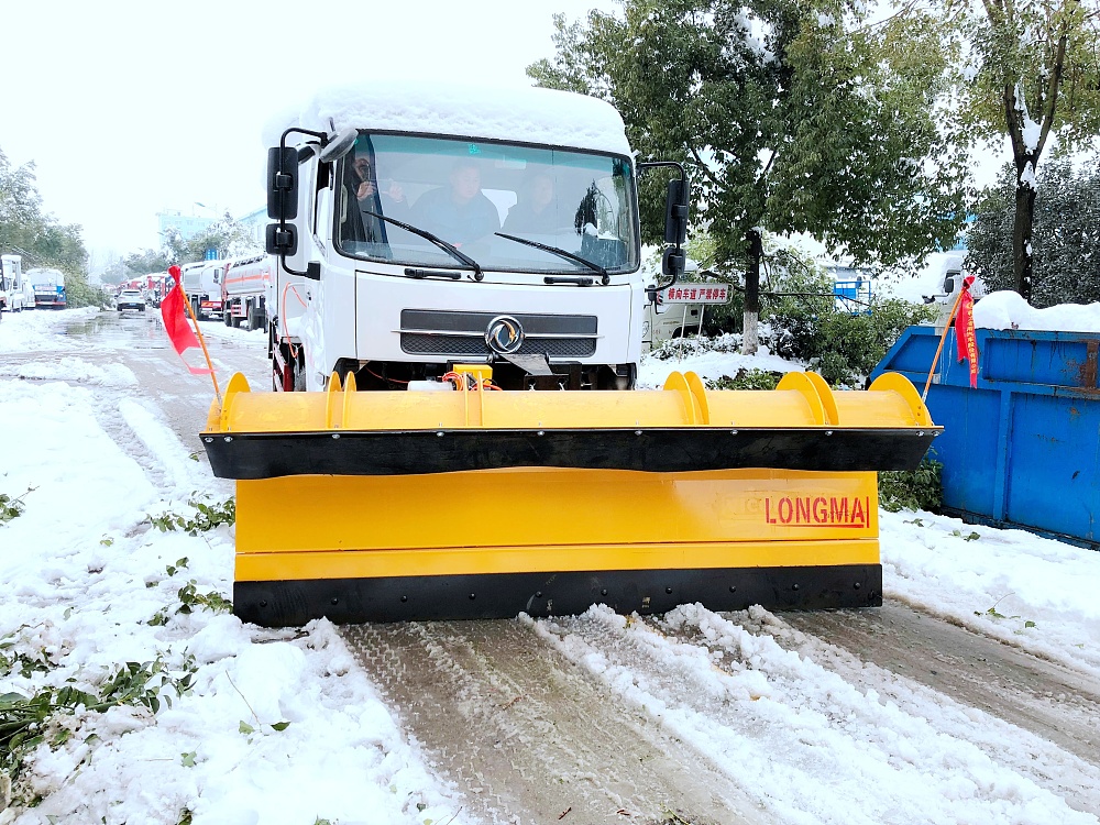 東風(fēng)天錦多功能抑塵除雪車(chē)